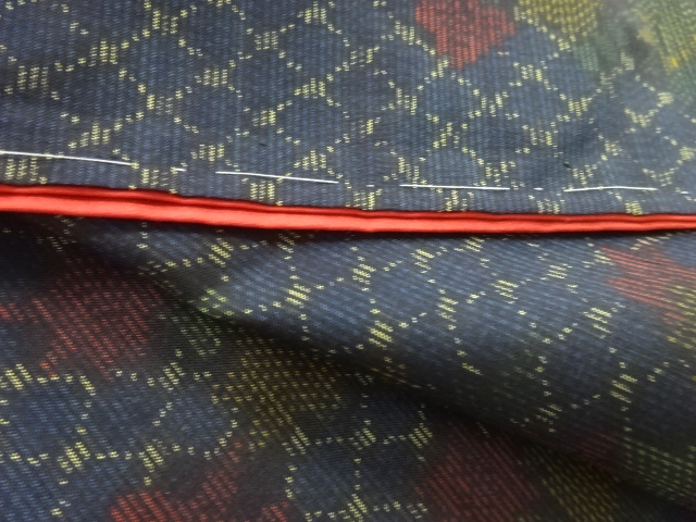  草花模様織り出し本場泥大島紬着物